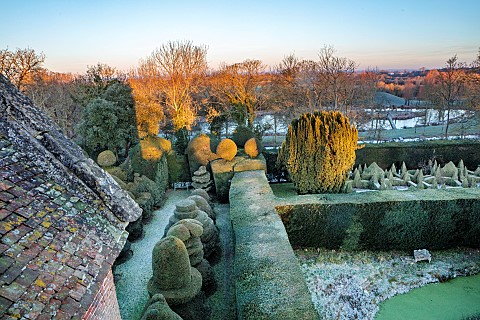 BECKLEY_PARK_OXFORDSHIRE_FROST_FROSTY_WINTER_HOUSE_CLIPPED_TOPIARY_HEDGES_HEDGING_YEW_BOX_BORROWED_L