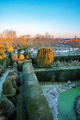 BECKLEY_PARK_OXFORDSHIRE_FROST_FROSTY_WINTER_HOUSE_CLIPPED_TOPIARY_HEDGES_HEDGING_YEW_BOX_BORROWED_L