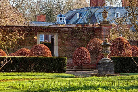 COTTESBROOKE_HALL_AND_GARDENS_NORTHAMPTONSHIRE_BLACK_REFLECTING_POOL_WITH_CLIPPED_BEECH_TOPIARY_MARC