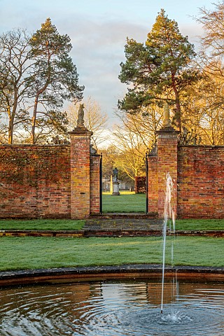 COTTESBROOKE_HALL_AND_GARDENS_NORTHAMPTONSHIRE_THE_POOL_GARDEN_FOUNTAIN_MARCH_SPRING_WALLS_WALLED_GA