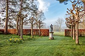 COTTESBROOKE HALL AND GARDENS, NORTHAMPTONSHIRE: SPRING, MARCH, THE SPINNEY GARDEN, NARCISSUS, BEECH HEDGES, HEDGING