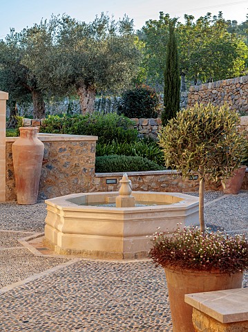 PRIVATE_GARDEN_ALARO_MALLORCA_DESIGNED_BY_MASHAMBA_DESIGN_COURTYARD_FOUNTAIN_WALL_TERRACOTTA_CONTAIN