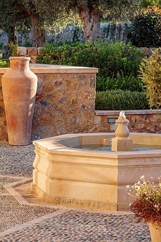 PRIVATE_GARDEN_ALARO_MALLORCA_DESIGNED_BY_MASHAMBA_DESIGN_COURTYARD_FOUNTAIN_WALL_TERRACOTTA_CONTAIN