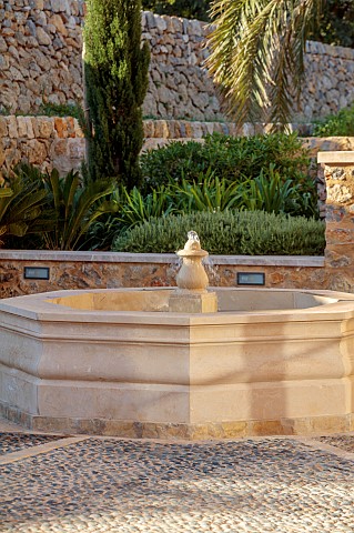 PRIVATE_GARDEN_ALARO_MALLORCA_DESIGNED_BY_MASHAMBA_DESIGN_COURTYARD_FOUNTAIN_WALL_DECORATIVE_COBBLED