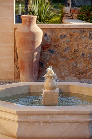PRIVATE_GARDEN_ALARO_MALLORCA_DESIGNED_BY_MASHAMBA_DESIGN_COURTYARD_FOUNTAIN_WALL_TERRACOTTA_CONTAIN
