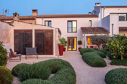 JENNIFER_AND_ALEXANDER_WARRENGASH_GARDEN_MALLORCA