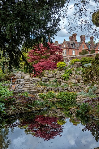 DODDINGTON_PLACE_KENT_LARGE_POOL_POND_HOUSE_QUARRY_ROCK_GARDEN_MAPLES_ACERS_WATER_REFLECTIONS_REFLEC