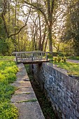 CAISSON GARDEN, SOMERSET: WOODEN BRIDGE OVER THE CANAL NEAR TO THE POUND