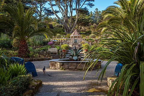 TRESCO_ABBEY_GARDEN_ISLES_OF_SCILLY_MAY_SPRING_VIEW_PAST_THE_MEDITERRANEAN_GARDEN_TO_THE_SHELL_HOUSE