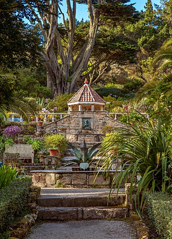 TRESCO_ABBEY_GARDEN_ISLES_OF_SCILLY_MAY_SPRING_VIEW_PAST_THE_MEDITERRANEAN_GARDEN_TO_THE_SHELL_HOUSE