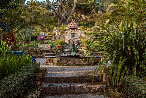 TRESCO_ABBEY_GARDEN_ISLES_OF_SCILLY_MAY_SPRING_VIEW_PAST_THE_MEDITERRANEAN_GARDEN_TO_THE_SHELL_HOUSE