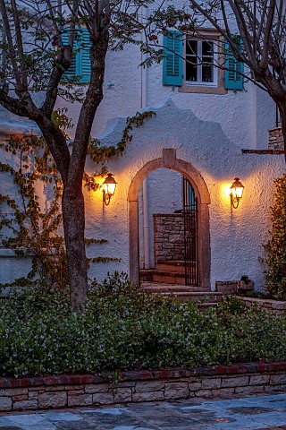 KOULOURA_CORFU_GREECE_DESIGNER_PAUL_BANGAY_OLD_ARCHWAY_STAR_JASMINE_TRACHELOSPERMUM_JASMINOIDES_LIGH