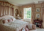 PRIORS MARSTON, WARWICKSHIRE, THE MANOR HOUSE: MASTER BEDROOM, PINK, SILK FLORAL CURTAINS, SOFT FURNISHINGS IN SHADES OF ROSE