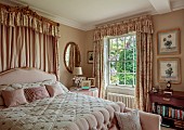 PRIORS MARSTON, WARWICKSHIRE, THE MANOR HOUSE: MASTER BEDROOM, PINK, SILK FLORAL CURTAINS, SOFT FURNISHINGS IN SHADES OF ROSE