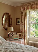 PRIORS MARSTON, WARWICKSHIRE, THE MANOR HOUSE: MASTER BEDROOM, PINK, SILK FLORAL CURTAINS, SOFT FURNISHINGS IN SHADES OF ROSE