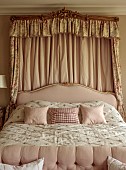 PRIORS MARSTON, WARWICKSHIRE, THE MANOR HOUSE: MASTER BEDROOM, PINK, SOFT FURNISHINGS IN SHADES OF ROSE