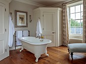 PRIORS MARSTON, WARWICKSHIRE, THE MANOR HOUSE: MAIN BATHROOM, FREE STANDING BATH