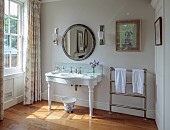 PRIORS MARSTON, WARWICKSHIRE, THE MANOR HOUSE: MAIN BATHROOM