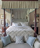 PRIORS MARSTON, WARWICKSHIRE, THE MANOR HOUSE: GUEST BEDROOM, CREAM, BLUE AND MAHOGANY, FOUR POSTER BED
