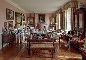 PRIORS MARSTON, WARWICKSHIRE, THE MANOR HOUSE: THE SITTING ROOM, PINK, SOFAS, CENTRAL GLASS COFFEE TABLE