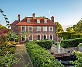 THE MANOR HOUSE, BLEDLOW, BUCKINGHAMSHIRE: THE MANOR HOUSE WITH SUNKEN POOL AND FOUNTAIN ON RIGHT, MAY
