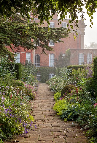 COTTESBROOKE_HALL_AND_GARDENS_NORTHAMPTONSHIRE_THE_TERRACE_DOUBLE_HERBACEOUS_BORDERS_ONOPORDUM_ACANT