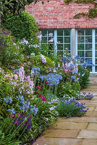MORTON_HALL_GARDENS_WORCESTERSHIRE_SOUTH_GARDEN_JULY_BORDER_SIDALCEA_ELSIE_HEUGH_AGAPANTHUS_BLUE_TRI