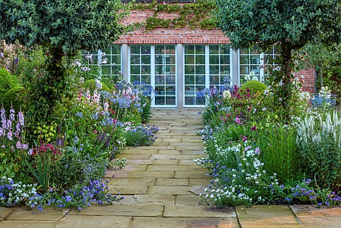 MORTON_HALL_GARDENS_WORCESTERSHIRE_SOUTH_GARDEN_JULY_BORDER_SIDALCEA_ELSIE_HEUGH_AGAPANTHUS_BLUE_TRI