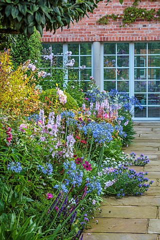 MORTON_HALL_GARDENS_WORCESTERSHIRE_SOUTH_GARDEN_JULY_BORDER_SIDALCEA_ELSIE_HEUGH_AGAPANTHUS_BLUE_TRI