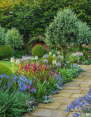 MORTON_HALL_GARDENS_WORCESTERSHIRE_SOUTH_GARDEN_JULY_BORDER_WHITE_CLEOME_COSMOS_AGAPANTHUS_BLUE_TRIU