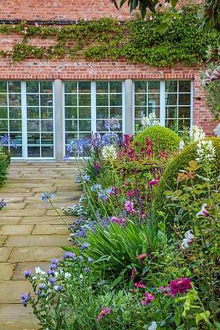 MORTON_HALL_GARDENS_WORCESTERSHIRE_SOUTH_GARDEN_JULY_BORDER_WHITE_CLEOME_COSMOS_AGAPANTHUS_BLUE_TRIU