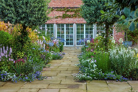 MORTON_HALL_GARDENS_WORCESTERSHIRE_SOUTH_GARDEN_JULY_BORDER_SIDALCEA_ELSIE_HEUGH_AGAPANTHUS_BLUE_TRI