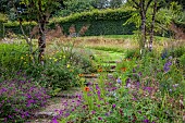 JUNE BLAKES GARDEN, IRELAND: JULY, BORDERS, STEPS, GERANIUM ANNE THOMPSON, HELENIUM SAHINS EARLY FLOWERER, HEMEROCALLIS