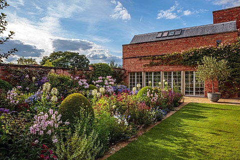 MORTON_HALL_GARDENS_WORCESTERSHIRE_SOUTH_GARDEN_AUGUST_LAWN_BORDERS_CLEOME_PHLOX_UTOPIA_AGAPANTHUS_P
