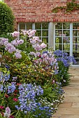 MORTON HALL GARDENS, WORCESTERSHIRE: SOUTH GARDEN, AUGUST, BORDERS, CLEOME, PHLOX UTOPIA, AGAPANTHUS POLAR STAR, SIDALCEA ELSIE HEUGH, ECHINACEA PURPUREA