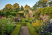 ROCKINGHAM CASTLE, NORTHAMPTONSHIRE: DAHLIA BISHOP OF DOVER, RUDBECKIA HIRTA AUTUMN FOREST, RUDBECKIA HIRTA GOLDILOCKS, PHLOX MONICA LYNDON, HEMEROCALLIS LILY BONANZA, COSMOS