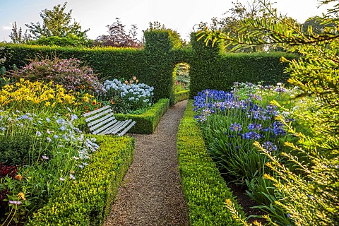 ROCKINGHAM_CASTLE_NORTHAMPTONSHIRE_BORDER_SCABIOSA_PERFECTION_BLUE_GLADIOLUS_EVERGREEN_HEMEROCALLIS_