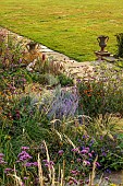 FRANT GARDEN, CHRIS BROWN: BORDERS, LAWN, VERBENA BONARIENSIS, FENNEL, PEROVSKIA, HELENIUM SAHINS EARLY FLOWERER