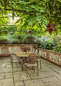PRIVATE GARDEN, BERKSHIRE: ISTVAN DUDAS: PATIO, TERRACE, TABLE, CHAIRS, RAISED BEDS