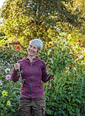 GREEN & GORGEOUS FLOWERS, OXFORDSHIRE: SEPTEMBER: RACHEL SIEGFRIED CUTTING DAHLIAS GROWN FROM SEED FROM FLORET FLOWERS IN THE CUTTING BEDS, CUTTING GARDEN