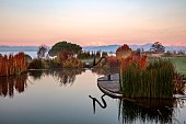 NATURAL SWIMMING POND GARDEN, ITALY BY GPT STUDIO, FALL, AUTUMN, OCTOBER, NATURAL SWIMMING POND, POOL, REFLECTIONS, DECKING, SCULPTURE BY LEON BRONSTEIN