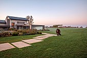 NATURAL SWIMMING POND GARDEN, ITALY BY GPT STUDIO, FALL, AUTUMN, OCTOBER, DAWN, PATH, LAWN, SCULPTURE BY LEON BRONSTEIN