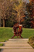 NATURAL SWIMMING POND GARDEN, ITALY BY GPT STUDIO, FALL, AUTUMN, OCTOBER, PATH, SLABS, PAVING, SCULPTURE BY LEON BRONSTEIN