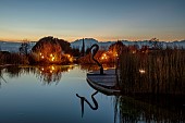 GARDEN, ITALY BY GPT STUDIO, FALL, AUTUMN, OCTOBER, DECKING, REFLECTIONS, REFLECTED, WATER, SCULPTURE BY LEON BRONSTEIN, LIGHTS BY 9010NOVANTADIECI, LIGHTING, NIGHT