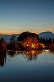 GARDEN, ITALY BY GPT STUDIO, FALL, AUTUMN, OCTOBER, DECKING, REFLECTIONS, REFLECTED, WATER, LIGHTS BY 9010NOVANTADIECI, LIGHTING, NIGHT, POOL, POND