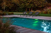 GARDEN, ITALY BY GPT STUDIO, FALL, AUTUMN, OCTOBER, DECKING, LOUNGERS, SWIMMING POOL, LIGHTS BY 9010NOVANTADIECI, LIGHTING, NIGHT