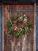 WOLLERTON OLD HALL, SHROPSHIRE: WREATH ON FRONT DOOR, CORNUS SIBERICA, YEW, HYDRANGEA WESTFALEN, CALAMAGROSTIS BRACHYTRICHA, EUONYMUS HAMILTONIANUS CORAL CHIEF