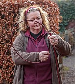 WOLLERTON OLD HALL, SHROPSHIRE: WREATH MAKING BY HEAD GARDENER CLAIRE TATLER, CORNUS SIBERICA STEMS TWISTED TOGETHER