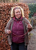 WOLLERTON OLD HALL, SHROPSHIRE: WREATH MAKING BY HEAD GARDENER CLAIRE TATLER, CORNUS SIBERICA TWISTED TOGETHER