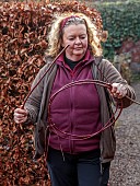 WOLLERTON OLD HALL, SHROPSHIRE: WREATH MAKING BY HEAD GARDENER CLAIRE TATLER, CORNUS SIBERICA TWISTED TOGETHER